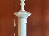 une lampe posée sur une table à côté d'une lampe