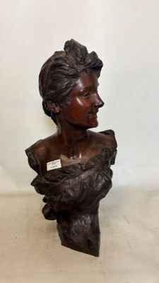 un gros plan sur la statue d'une femme sur fond blanc