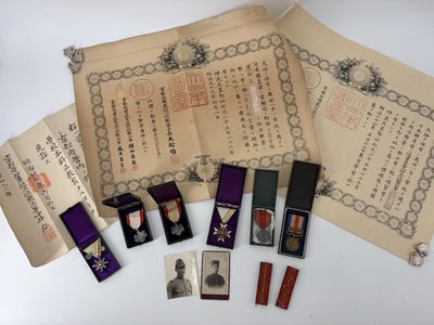 une photo montrant un ensemble de médailles et d'autres objets posés sur une table