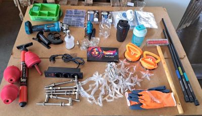 une table sur laquelle sont posés de nombreux outils