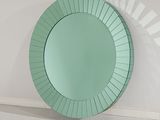 un miroir rond accroché au mur d'une pièce