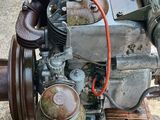un petit moteur posé sur un support en bois