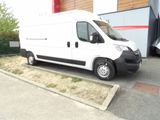 une camionnette blanche garée devant un bâtiment