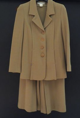 SONIA RYKIEL, Ensemble de tailleur brun en laine (100%). Com…