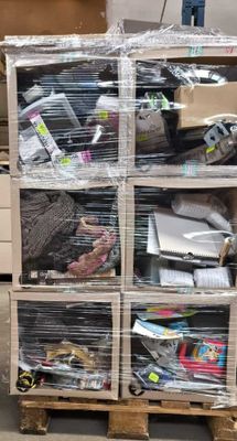 une pile de boîtes posées sur une palette