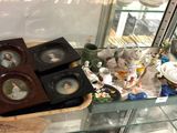 une table en verre sur laquelle sont posés de nombreux objets divers