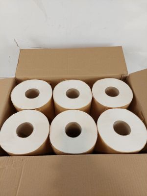 plusieurs rouleaux de papier toilette dans une boîte en carton posée sur une surface blanche