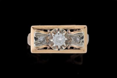 gros plan d'une bague en diamant sur une surface noire