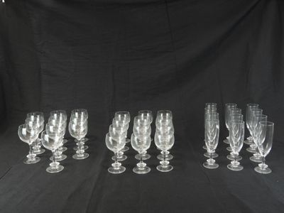 six verres à vin vides alignés sur un fond noir