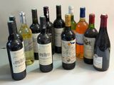 plusieurs bouteilles de vin posées ensemble sur une table