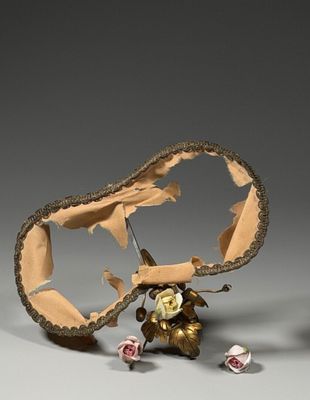 CACHE-LUMIERE, à décor de fleurs Bronze doré, porcelaine, br…