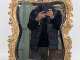 un homme se prenant en photo dans un miroir