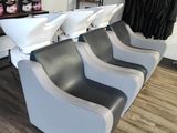 une rangée de chaises dans un salon, équipées de lavabos