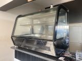 une photo d'une vitrine réfrigérée dans une cuisine