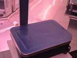 une tablette posée sur une table dans un magasin