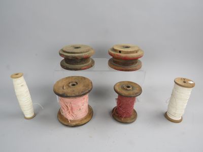 plusieurs bobines de fil et des bobines de fil posées sur une table