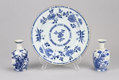 trois vases bleus et blancs et une assiette bleue et blanche
