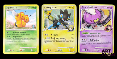 Trois cartes Pokémon sont représentées en ligne sur un fond noir