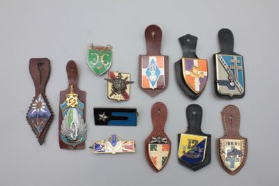 de nombreux insignes accrochés au mur d'une pièce