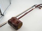 un violon posé par terre à côté d'un miroir