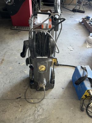 a machine that is sitting on the floor in a garage