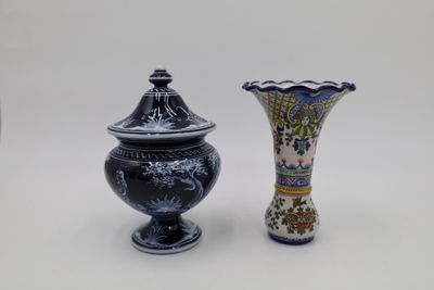 MONTAGNON à NEVERS, Lot comprenant un vase cornet en faience…