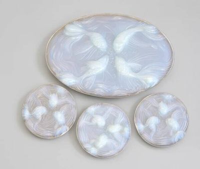 trois assiettes blanches ornées de fleurs blanches, posées sur une table