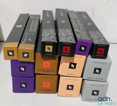 quatre boîtes de parfum de différentes couleurs sont empilées les unes sur les autres