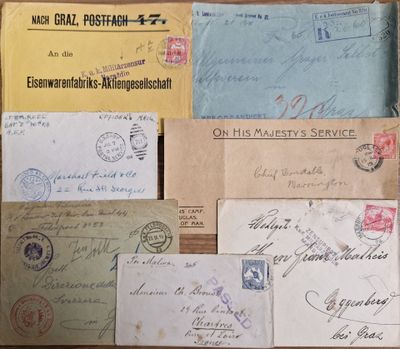 de nombreuses vieilles lettres et enveloppes posées sur une table