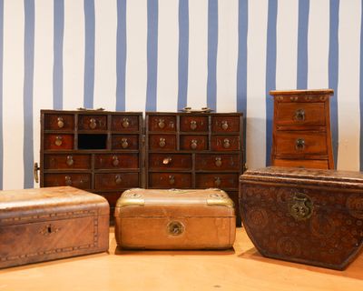 trois coffres et une commode dans une pièce