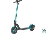 une image représentant un scooter sur lequel figurent les lettres « adn »