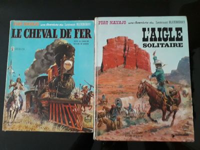 Deux livres sont posés sur une table devant une table noire.