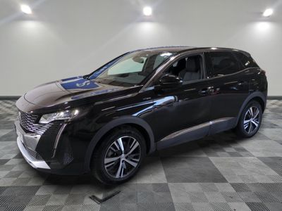 un SUV noir garé sur un sol à damier dans un showroom