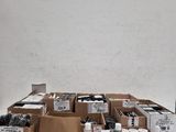 une table sur laquelle sont posées de nombreuses boîtes et bouteilles
