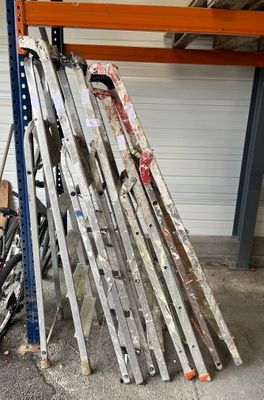 une pile de skis posée par terre dans un garage