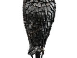 sculpture représentant un hibou posé sur un socle, sur fond blanc