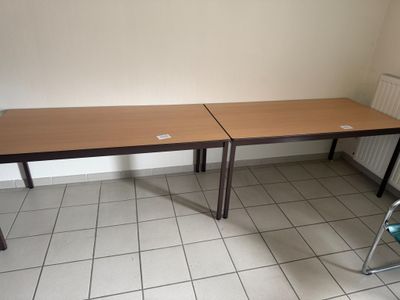 un bureau avec une chaise dans un coin de la pièce