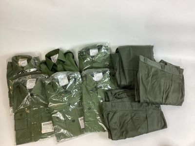 beaucoup de vêtements militaires posés sur une surface blanche
