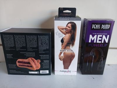 deux boîtes de « Power Up » pour hommes et une boîte de « Power Up » pour femmes