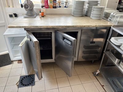 une petite cuisine avec beaucoup de vaisselle sur le plan de travail