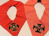 deux bandanas rouges et orange ornés d'un triangle doré
