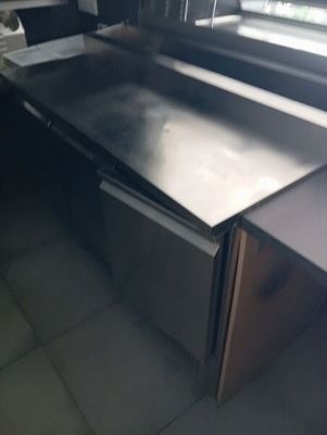 une image d'une cuisine avec une cuisinière et un lave-vaisselle