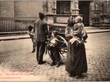 un homme et une femme debout devant une calèche