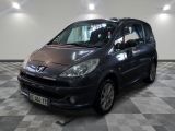 la photo d'une petite voiture noire garée dans un garage