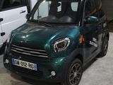 deux petites voitures garées l'une à côté de l'autre dans un garage