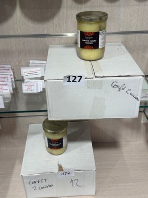 deux bocaux de conserve posés sur des cartons
