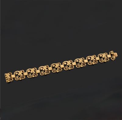 gros plan d'un bracelet en or sur fond noir