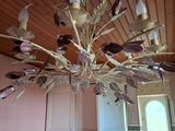 un lustre auquel sont suspendus des oiseaux, dans une salle de bains