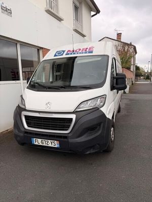 une camionnette blanche garée devant un bâtiment