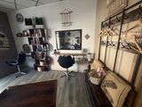 une image d'une pièce avec un bureau et une chaise